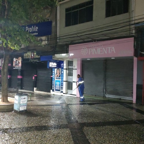 Saae-BM realiza limpeza e lavação em pontos centrais de Barra Mansa nesta madrugada